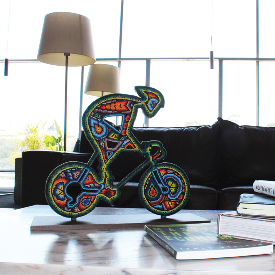 Escultura Ciclista Wiárika Chaquiras